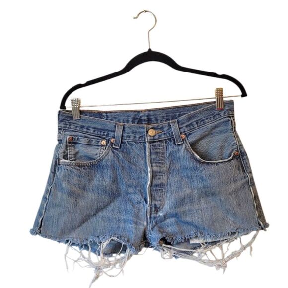 Levi's Women's Light Wash Button Fly 501 Cutoff Distressed Shorts Waist 33" - Picture 1 of 6